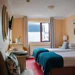 The Moorings & Seafood Restaurant 게스트하우스 3*
