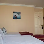 The Moorings & Seafood Restaurant 게스트하우스 3*