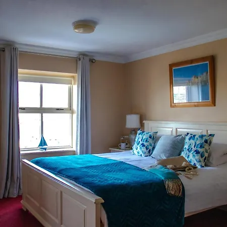 The Moorings & Seafood Restaurant 3*