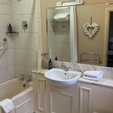 The Moorings & Seafood Restaurant 3*