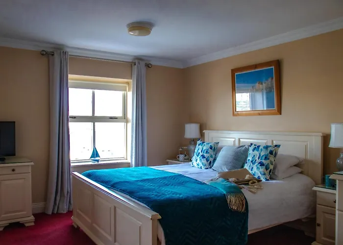 The Moorings & Seafood Restaurant 3*