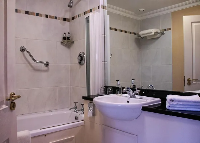 The Moorings & Seafood Restaurant 3*