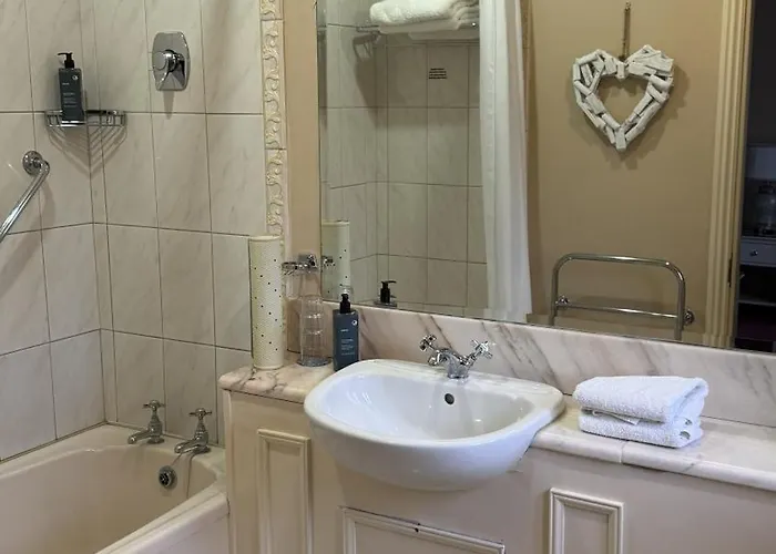 The Moorings & Seafood Restaurant 3*